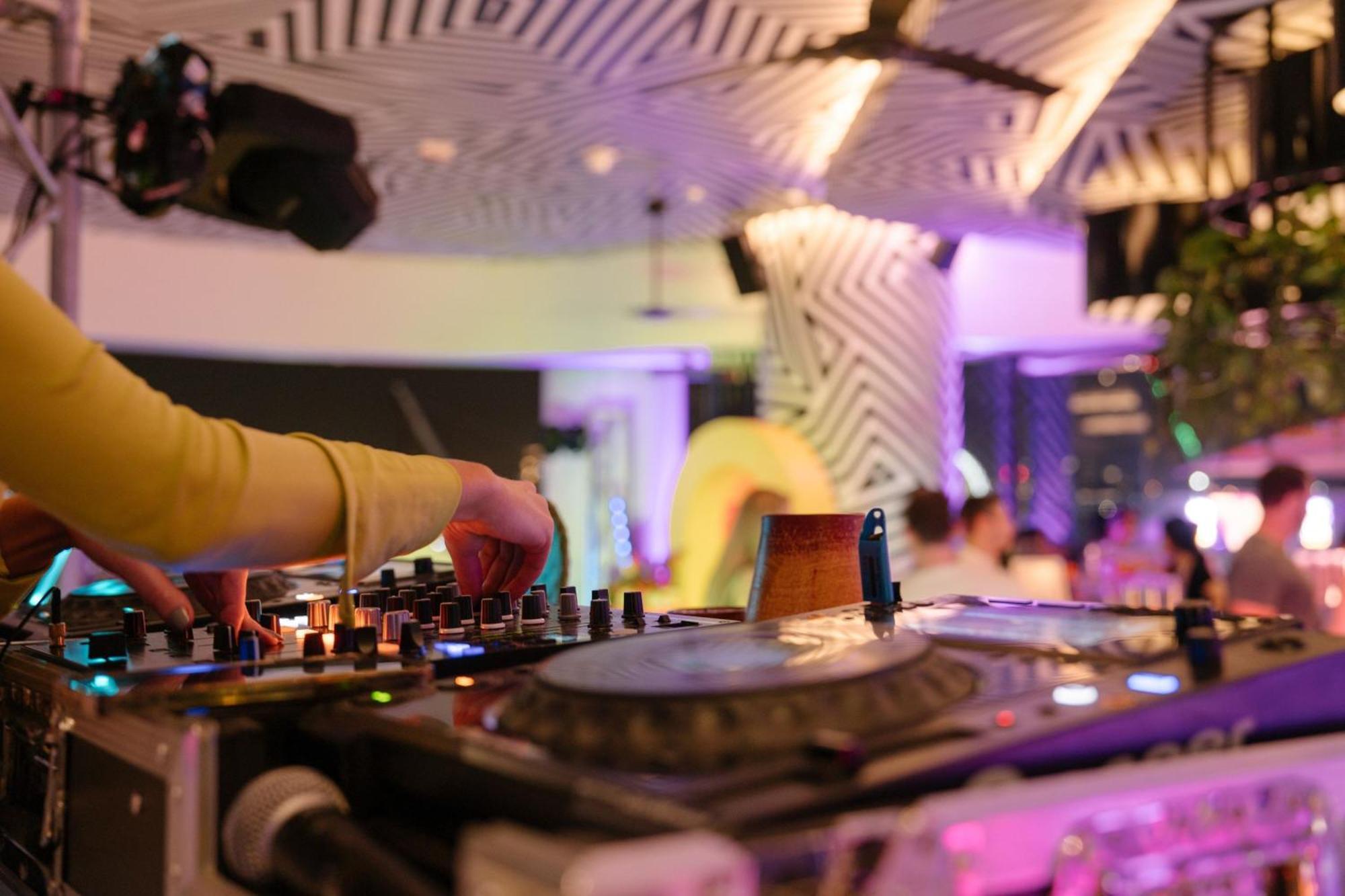 מלון W בריסביין מראה חיצוני תמונה DJ at work