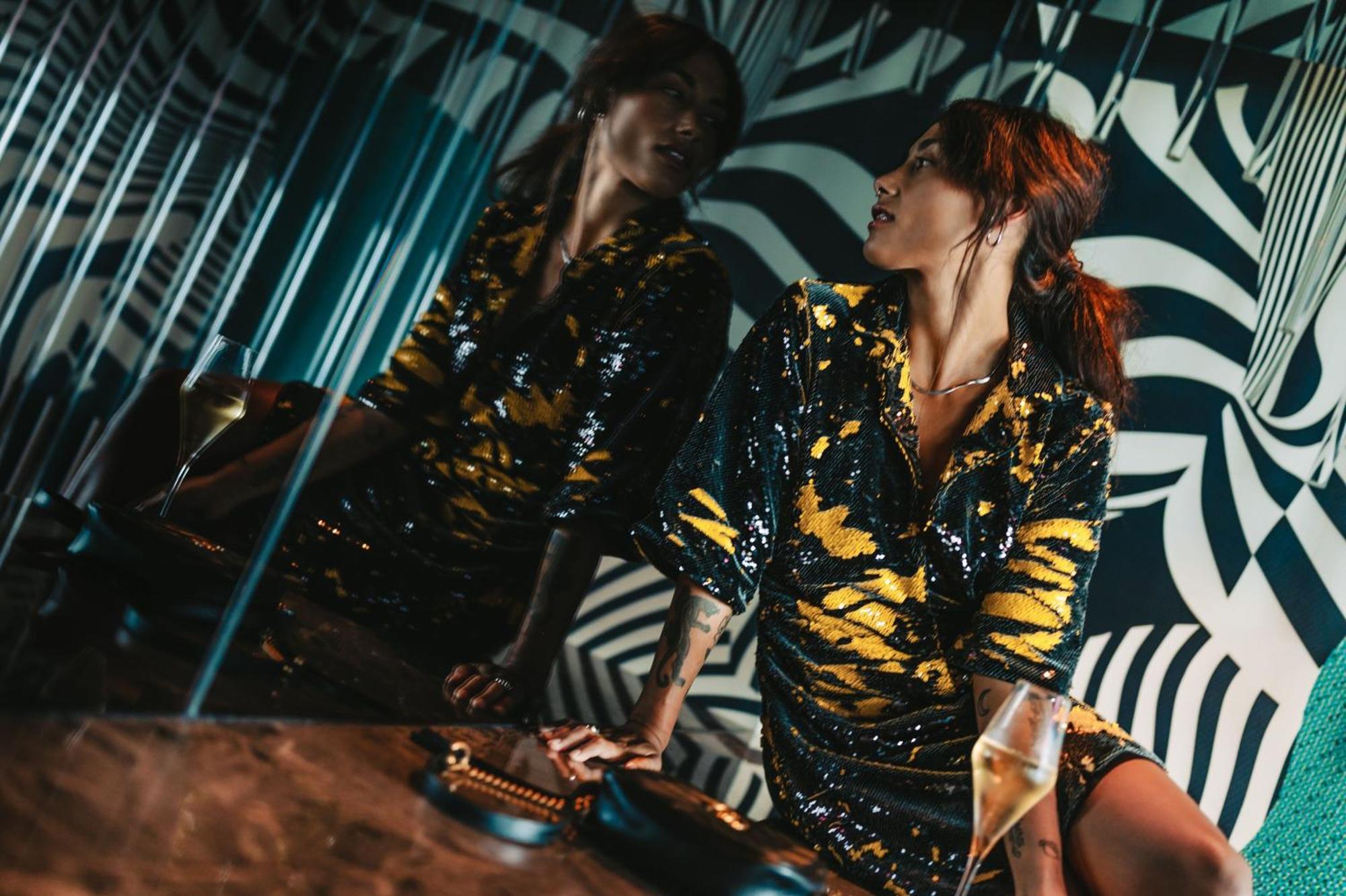 מלון W בריסביין מראה חיצוני תמונה A model wearing a sequined dress