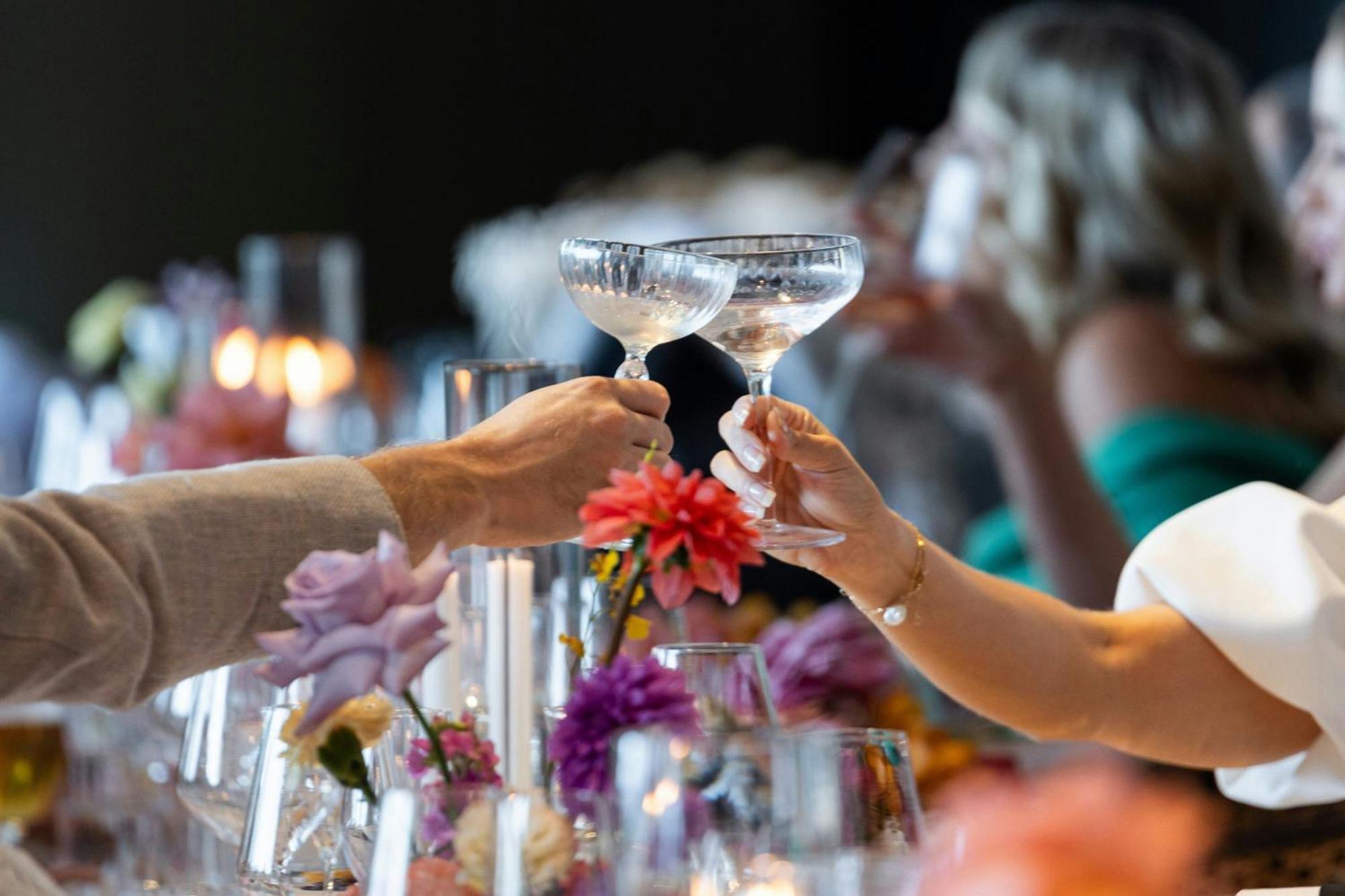 מלון W בריסביין מראה חיצוני תמונה A toast at a wedding